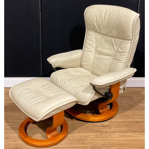 109 - An Ekornes Stressless chair and footstool (2)