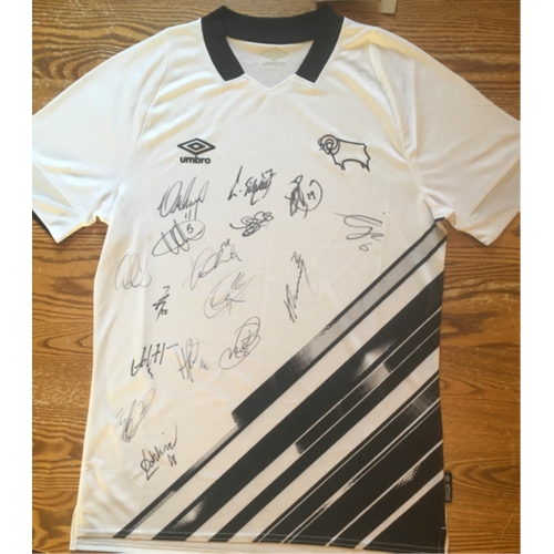 17 - Sporting memorabilia A Derby County Football Club 22/23 home strip signed by members of the squad in... 