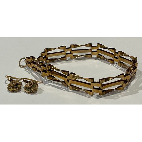 568 - A 9ct gold gate link bracelet, 5g gross; a pair of 9ct gold earrings, each marked '9CT'