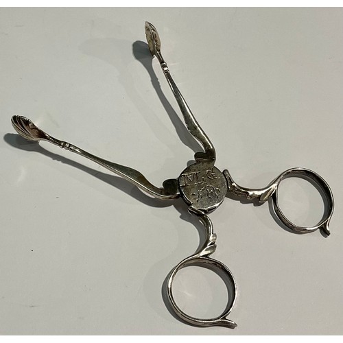 585 - A pair of George II silver sugar tongs, London 1735