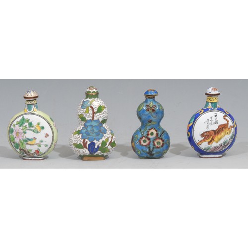 147 - A Chinese cloisonné enamel double gourd snuff bottle, decorated in polychrome with flowers and scrol... 