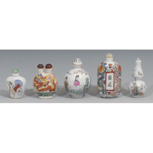 172 - A Chinese porcelain globular snuff bottle, painted in polychrome with figures taking tea, 8cm high, ... 