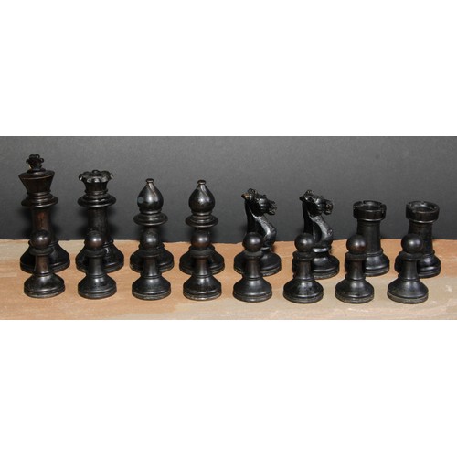 122 - A boxwood and ebonised Staunton pattern chess set, the Kings 9cm high