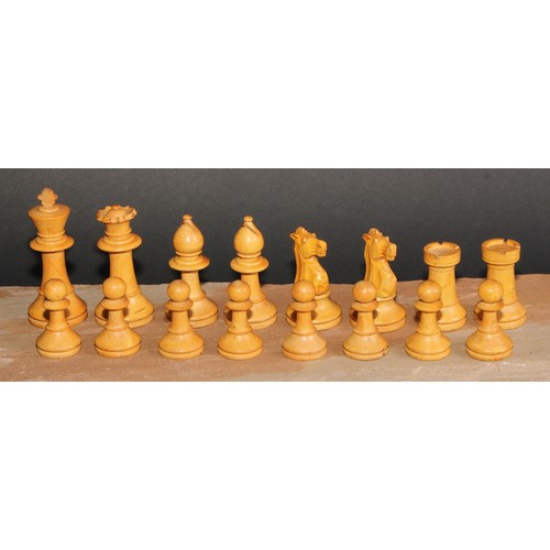 122 - A boxwood and ebonised Staunton pattern chess set, the Kings 9cm high