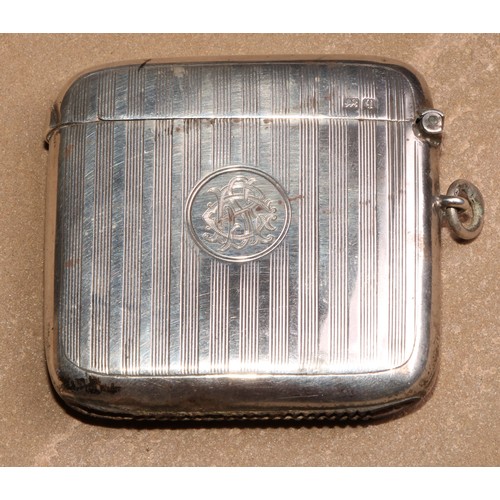 224 - A George V silver curved rounded rectangular vesta case, engine turned, hinged cover, 5.5cm wide, Bi... 