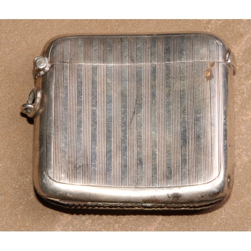 224 - A George V silver curved rounded rectangular vesta case, engine turned, hinged cover, 5.5cm wide, Bi... 