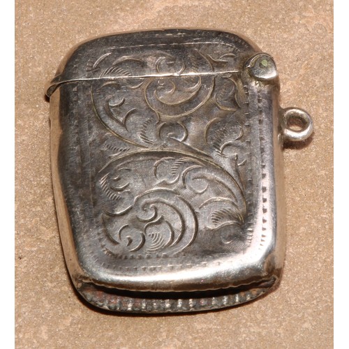 224 - A George V silver curved rounded rectangular vesta case, engine turned, hinged cover, 5.5cm wide, Bi... 