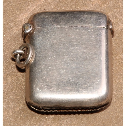 224 - A George V silver curved rounded rectangular vesta case, engine turned, hinged cover, 5.5cm wide, Bi... 