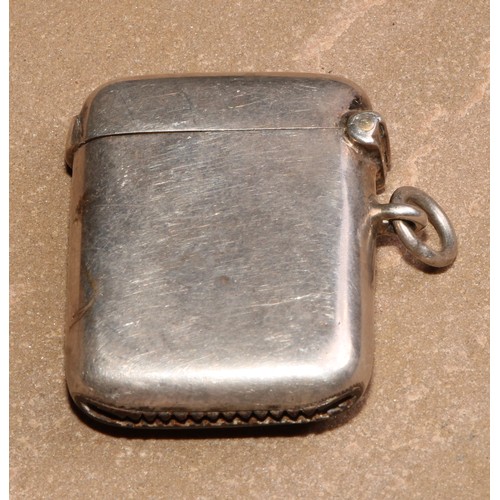 224 - A George V silver curved rounded rectangular vesta case, engine turned, hinged cover, 5.5cm wide, Bi... 