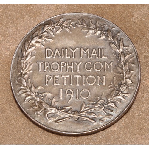 463 - An early 20th century silver coloured metal presentation medal, Daily Mail Trophy Competition, 1910,... 