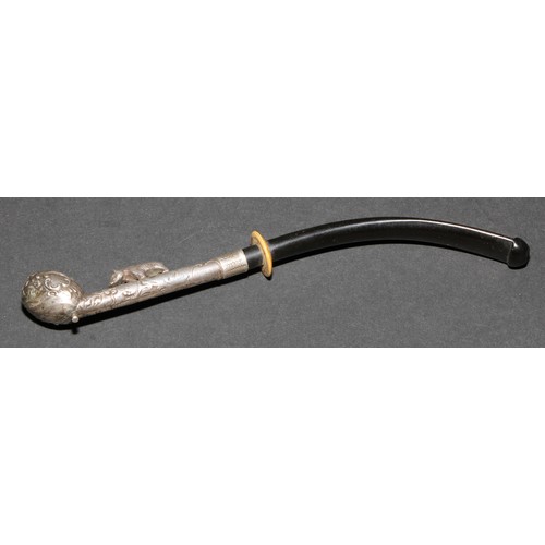 462 - An early 20th century silver coloured metal pipe or cheroot holder, the stem surmounted by a bear, 1... 