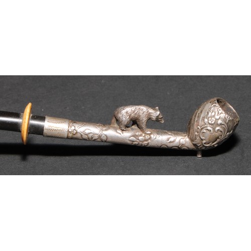 462 - An early 20th century silver coloured metal pipe or cheroot holder, the stem surmounted by a bear, 1... 