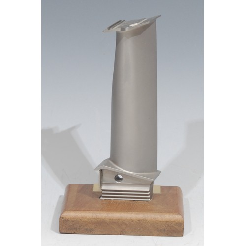 514 - Aviation & Aeronautica - a Rolls-Royce Olympus HP turbine blade, mounted for the desk, 16cm high