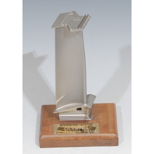 514 - Aviation & Aeronautica - a Rolls-Royce Olympus HP turbine blade, mounted for the desk, 16cm high