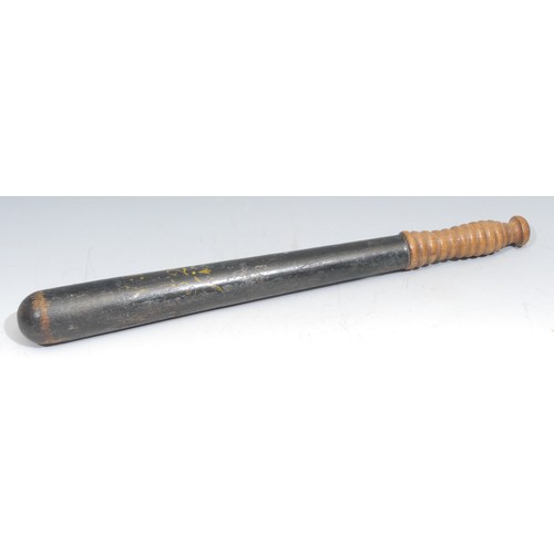 641 - Police History - a Victorian turned and painted truncheon, inscribed in yellow VR 52, ribbed grip, 4... 