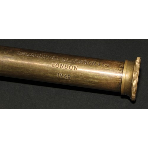 714 - A World War II style brass three-draw telescope, inscribed Broadhurst Clarkson & Co, London 1942, 28... 