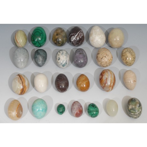 767 - Geology - a collection of 25 stone eggs, including malachite, onyx, marbles, serpentine, etc, variou... 