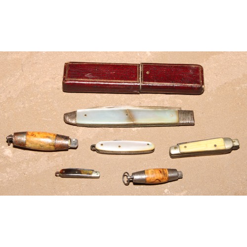 612 - Machirology - a George III silver and mother of pearl folding pocket fruit knife, 14.5cm long (open)... 