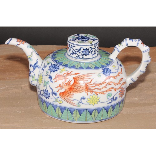 182 - A Chinese wucai tea or wine pot, decorated with phoenix amongst flowers, scrolls and bands of lotus,... 