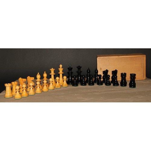 121 - A boxwood and ebonised Staunton pattern chess set, the Kings 8.5cm high