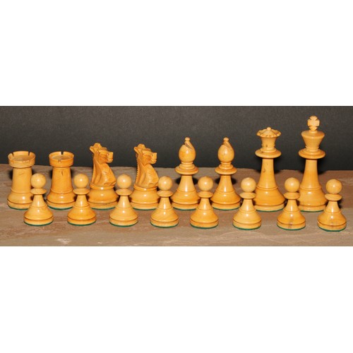 121 - A boxwood and ebonised Staunton pattern chess set, the Kings 8.5cm high