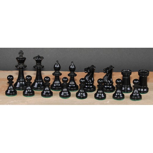 121 - A boxwood and ebonised Staunton pattern chess set, the Kings 8.5cm high