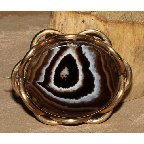 248 - A large 19th century banded agate and pinchbeck brooch, 7.5cm wide, c.1880