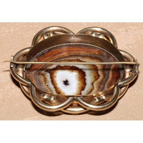 248 - A large 19th century banded agate and pinchbeck brooch, 7.5cm wide, c.1880