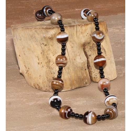 15 - A 19th century banded agate bead necklace, 25.5cm drop