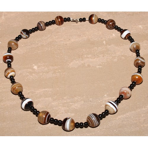 15 - A 19th century banded agate bead necklace, 25.5cm drop