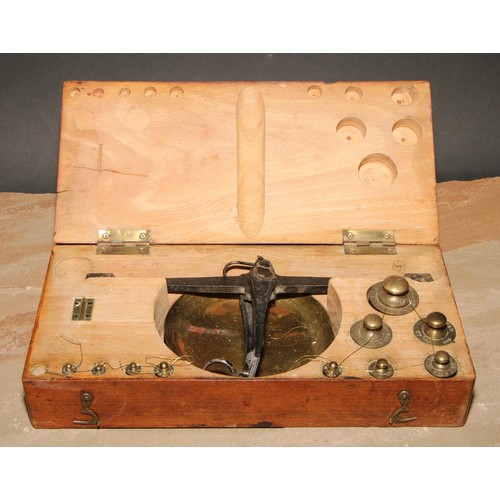 723 - A set of early 20th century iron and brass balance scales, the weights to 200 grammes, the beam 25cm... 