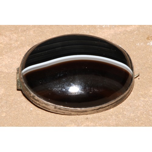 111 - A banded agate brooch, 4cm wide