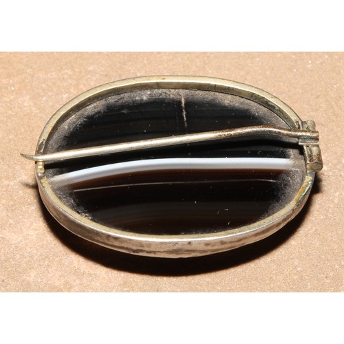 111 - A banded agate brooch, 4cm wide