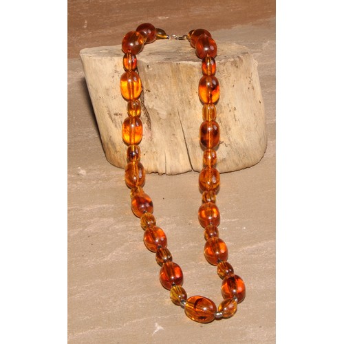 421 - An amber coloured bead necklace, 57cm long