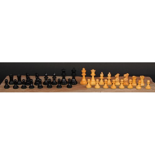 123 - A boxwood and ebonised Staunton pattern chess set, weighted bases, the Kings 7cm high, walnut box