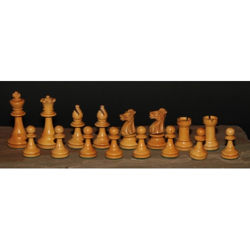 123 - A boxwood and ebonised Staunton pattern chess set, weighted bases, the Kings 7cm high, walnut box