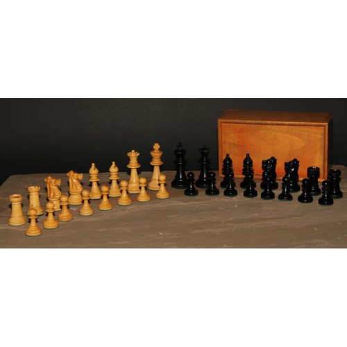 124 - A boxwood and ebonised Staunton pattern chess set, weighted bases, the Kings 8cm high