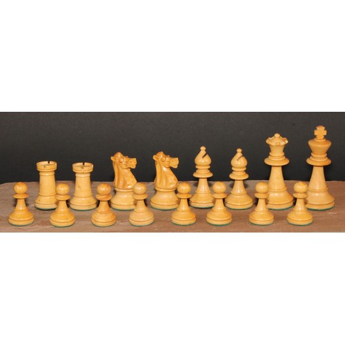 124 - A boxwood and ebonised Staunton pattern chess set, weighted bases, the Kings 8cm high