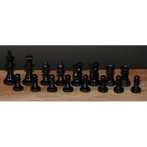 124 - A boxwood and ebonised Staunton pattern chess set, weighted bases, the Kings 8cm high