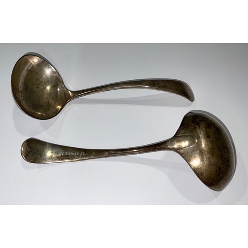 590 - A pair of silver sauce ladles, London 1922, 127g