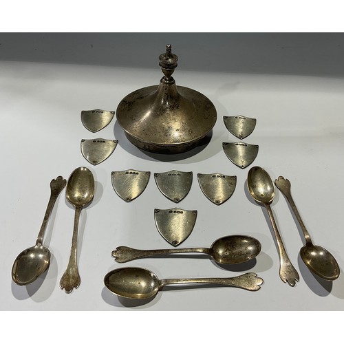 591 - A set of six silver teaspoons, Sheffield 1921; a set of eight silver trophy shields, Sheffield 1921;... 