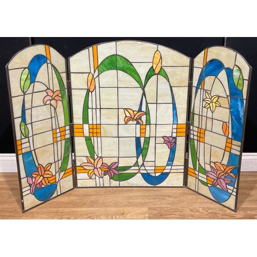 602 - A coloured glass fire screen or guard, 82.5cm high