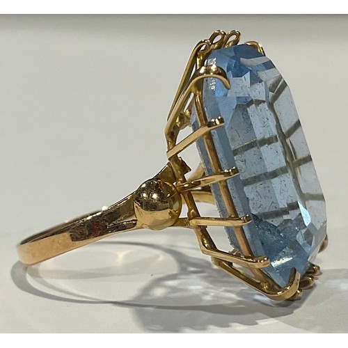 615 - An 18ct gold dress ring, set with a single faceted topaz, size M/N, 6.3g