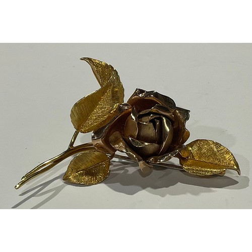 621 - An 18ct gold brooch, modelled as rose, 6cm, marked 750, 13.4g