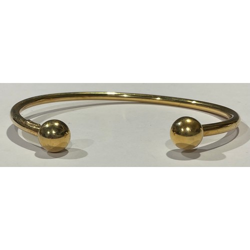 629 - A 9ct gold bangle, 6.3g, boxed