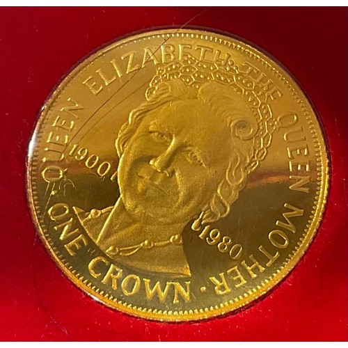 633 - A gold Queen Mother One Crown coin, Isle of Man, Pobjoy Mint 1980, boxed