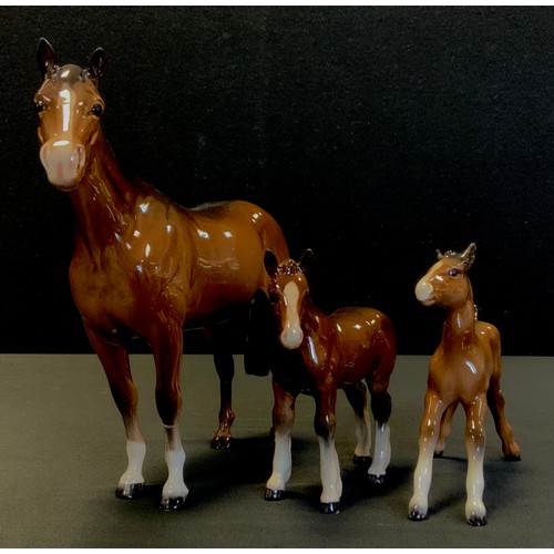13 - Beswick - A Beswick Stanley horse, 20cm high, conforming two foals (3)