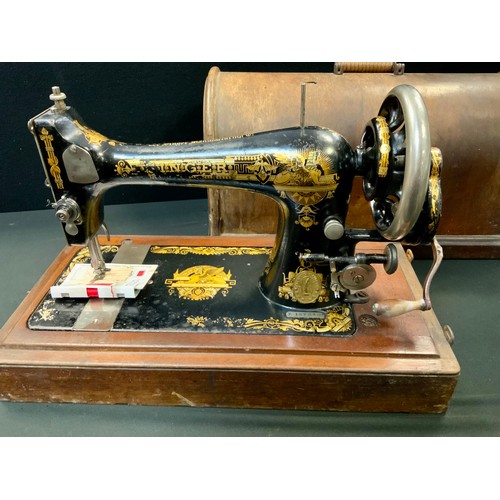 15 - Singer sewing hand crank sewing machine, rdno.R187646, C.1910, cased