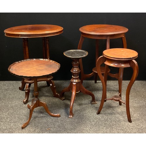 21 - An Edwardian mahogany oval occasional table, four tapering columns, inverted undertier, shaped suppo... 