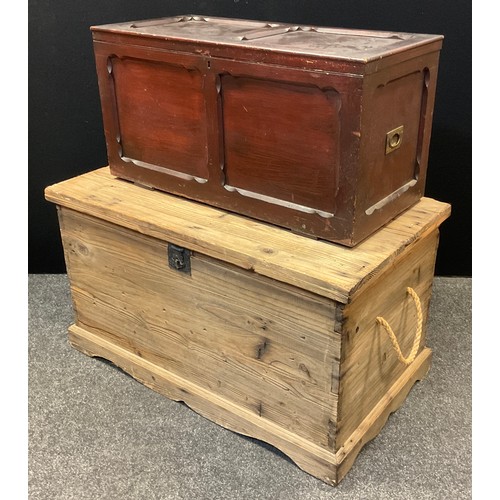 160 - A large pine steamer trunk, hinged lid, rope handles, shaped base, 58.5cm high, 104cm wide, 60cm wid... 